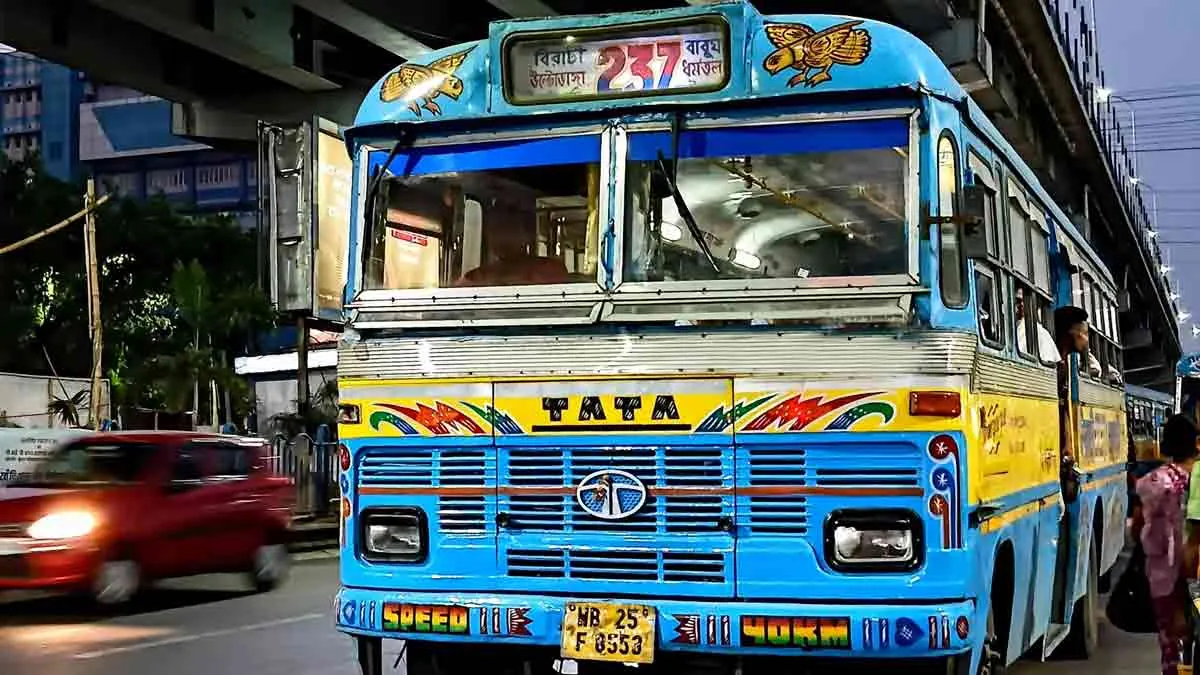 সরকারি অনুমোদন ছাড়াই বেড়েছে কলকাতার বেসরকারি বাসভাড়া