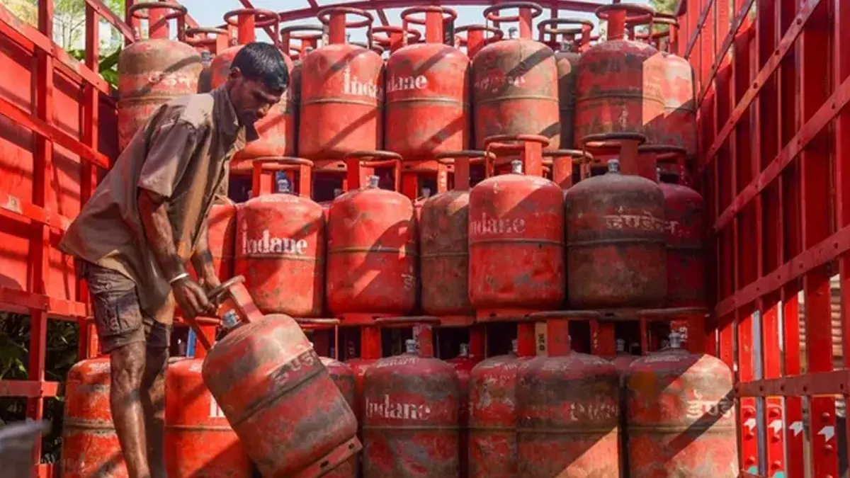 অগাস্টের শুরুর সাথে সস্তা হল LPG, কলকাতায় ১৯ কেজি গ্যাসের দাম কমে
