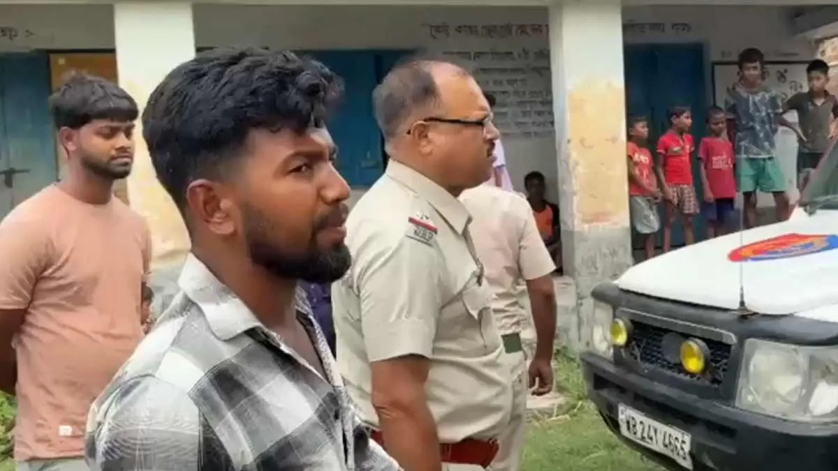 মালদা প্রাথমিক বিদ্যালয়ে নাবালিকা ছাত্রীদের যৌন হয়রানি, শিক্ষক সাকলিন আহমেদ গ্রেফতার