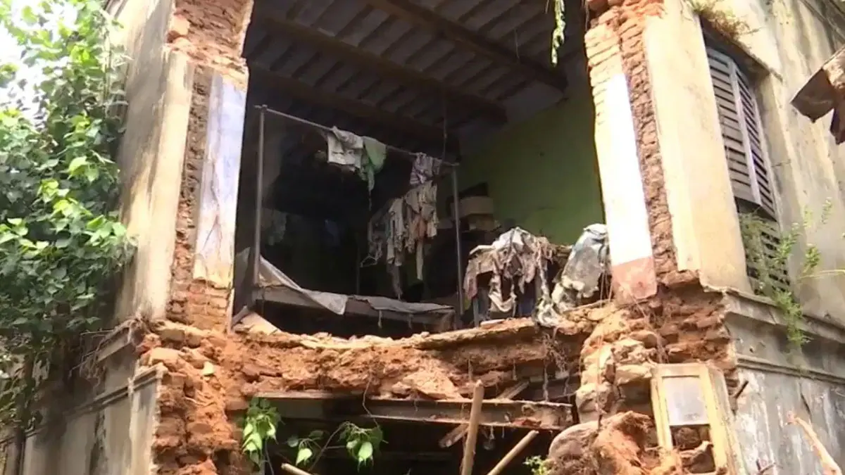 জোড়াবাগানে পুরনো বিপজ্জনক বাড়ি ভেঙে পড়ল