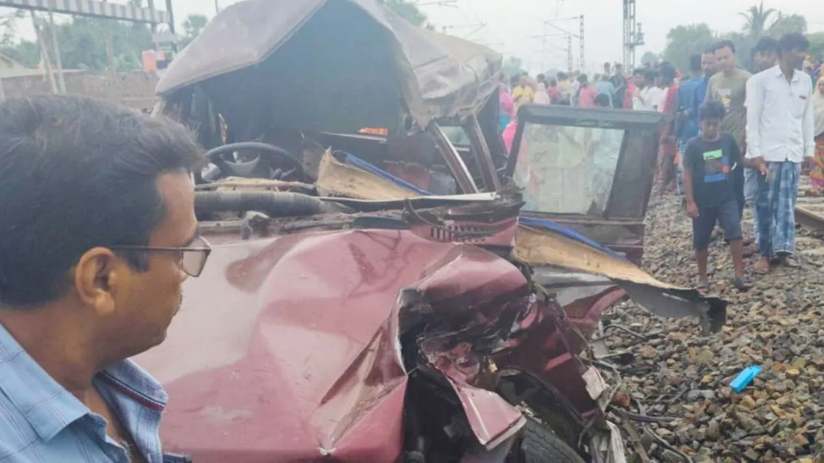 রেলগেট খোলা, স্কুলভ্যানে ট্রেনের ধাক্কা, মুর্শিদাবাদে মর্মান্তিক মৃত্যু ৪ জনের