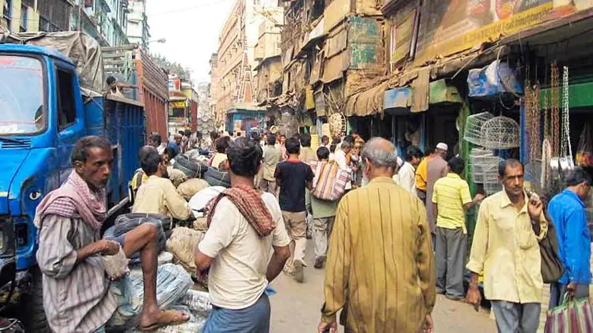 বড়বাজারে ফুটপাত খালি করার নির্দেশ, উচ্ছেদের আশঙ্কায় আতঙ্কিত ব্যবসায়ী-হকাররা