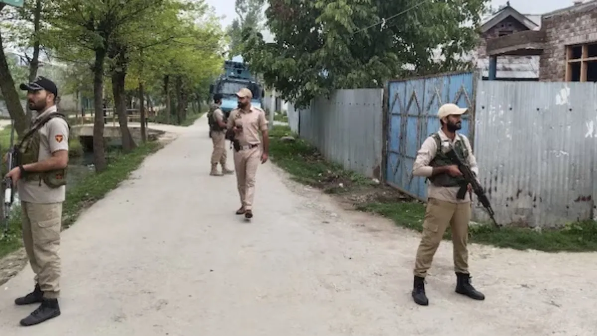 জম্মু কাশ্মীরের বারামুলায় জামাতের বেআইনি কার্যকলাপ রুখতে নিরাপত্তাবাহিনীর তল্লাশি