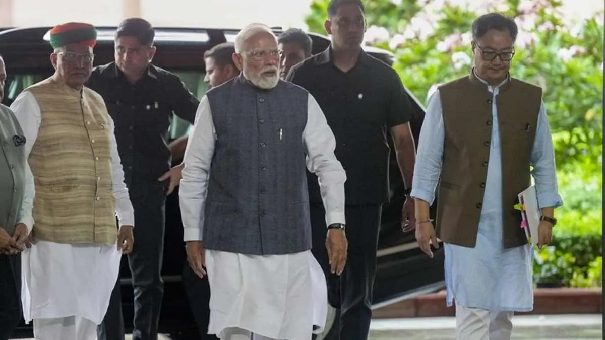 মাত্র ৪৮ ঘন্টার মধ্যে বড় সিদ্ধান্ত! শিক্ষামন্ত্রীর পদত্যাগের পরও নজর মোদীর ওপর