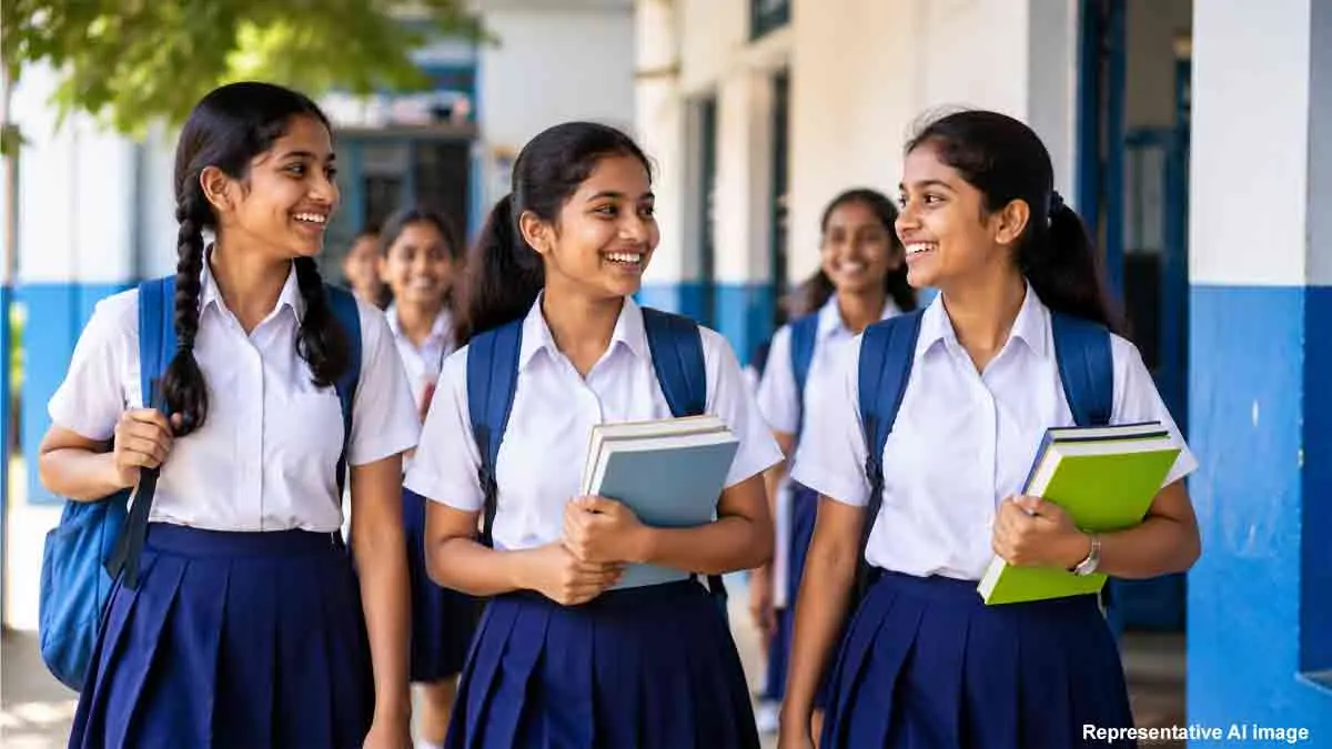 বাংলার বিদ্যালয়ে সাদা-নীল ইউনিফর্ম বদল নয়