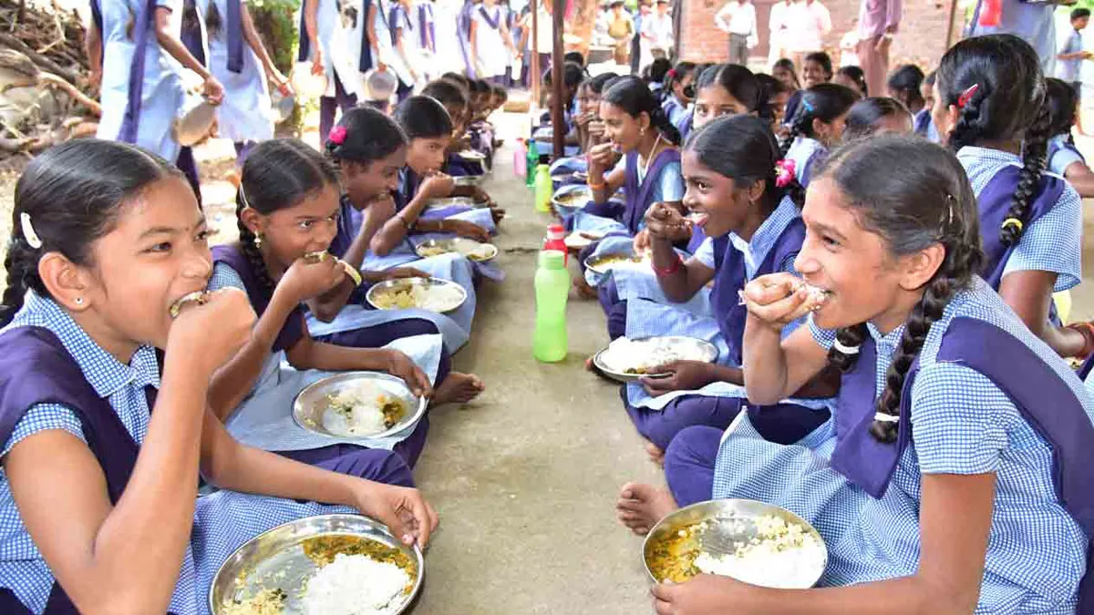 ইসকন চালু করল ‘অন্নামৃত’ মেগা কিচেন: কলকাতার স্কুলে মিড‑ডে মেনু জানাল রাজ্য