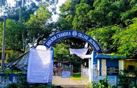 ** এবার জলপাইগুড়ির এসি কলেজ! ইউনিয়ন রুমে মিলল বিদেশি মদ, মহিলাদের অন্তর্বাস