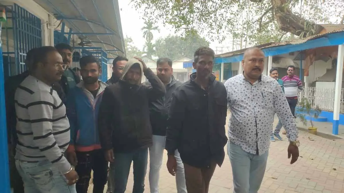 ** গুরুগ্রামে বিশেষ পুলিশের অভিযানে হাতেনাতে ১৩ অবৈধ বাংলাদেশি নাগরিক আটক