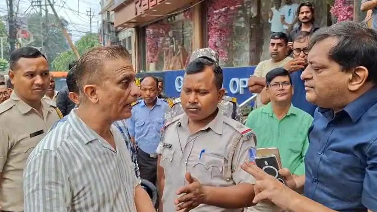 ** বেআইনি নির্মাণের বিরুদ্ধে ফের রণমূর্তিতে পুর কমিশনার বিক্রম রাই, কড়া বার্তা‑‘নিয়ম ভাঙলেই ব্যবস্থা’