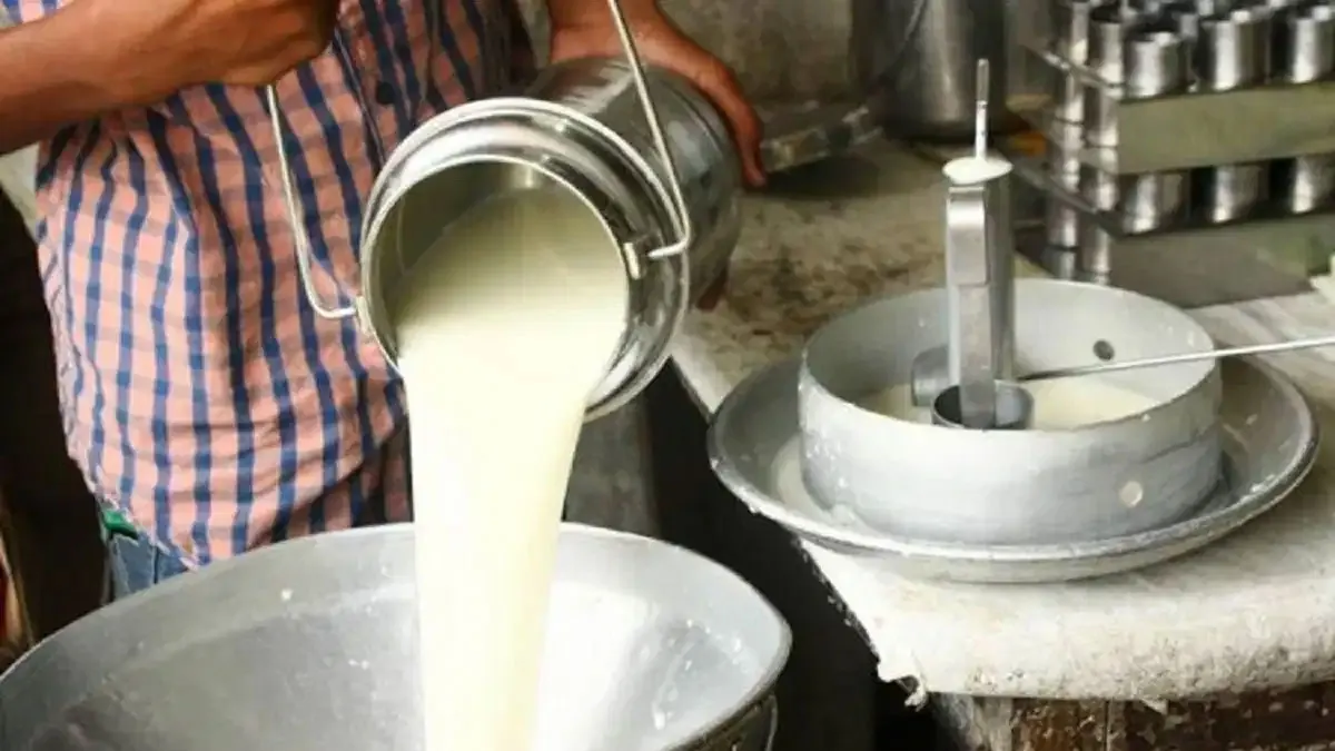 ** ডিটারজেন্ট‑পাম অয়েলে তৈরি ‘দুধ’! কোটি টাকার ভেজাল ব্যবসা উন্মোচন