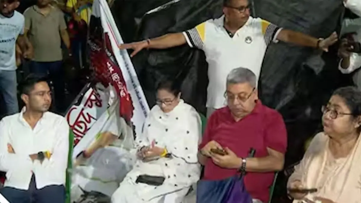 একুশে জুলাইয়ের মঞ্চ পাহারা দিলেন মমতা-অভিষেক