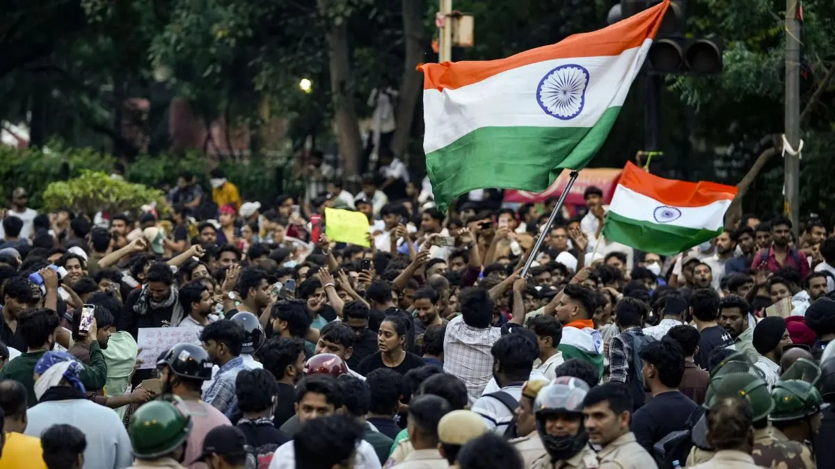 ** প্রশ্ন ফাঁসে দায়িত্ব নিলে‑পুলিশ নিগ্রহে কেন নয়? সুপ্রিমকোর্ট‑মুখী পুলিশ পরিবার