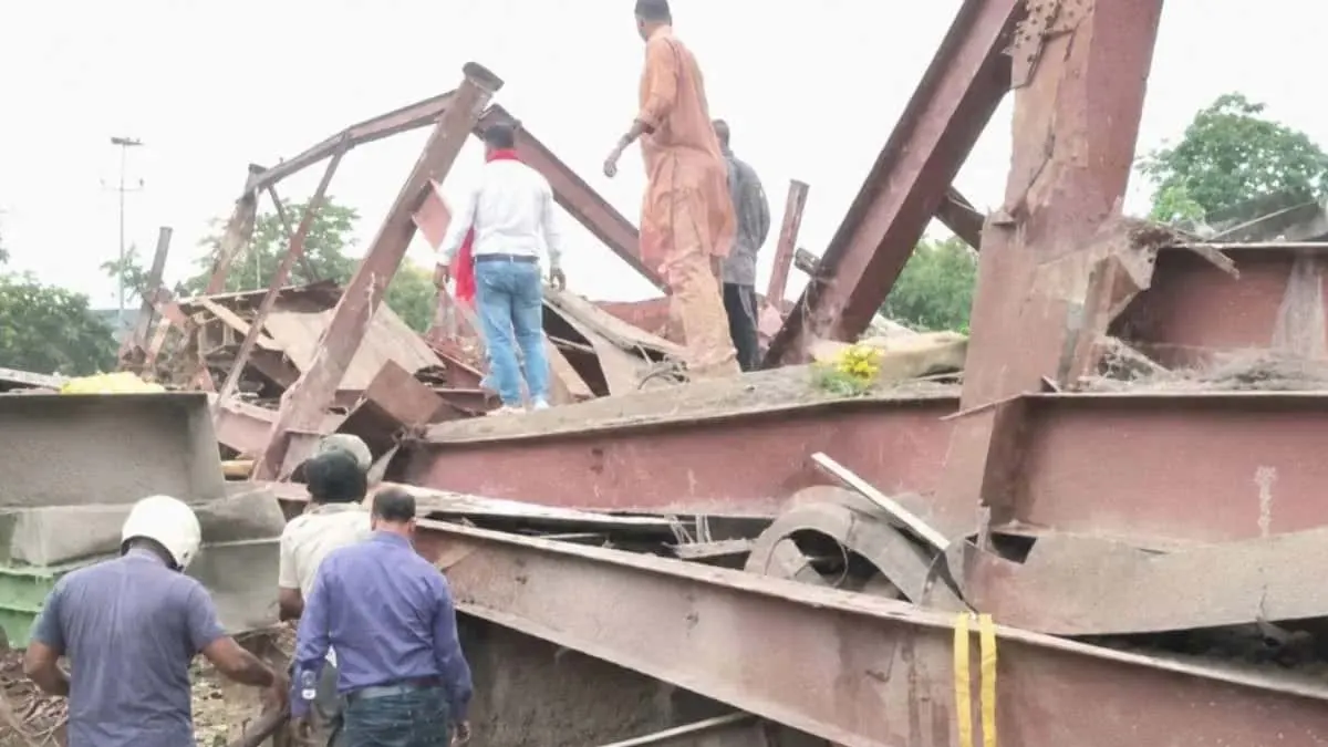গোডাউনের ছাদ হুড়মুড়িয়ে ভেঙে, তিনজন শ্রমিকের মৃত্যু; ধ্বংসস্তূপে আটকে বহু শ্রমিক