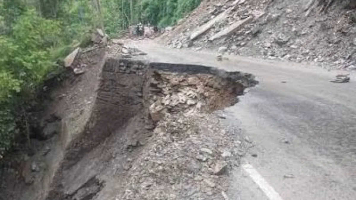 সেভকে বড় ধস, বিপর্যস্ত জাতীয় সড়ক‑১০, মাঝরাস্তায় আটকে বহু পর্যটক