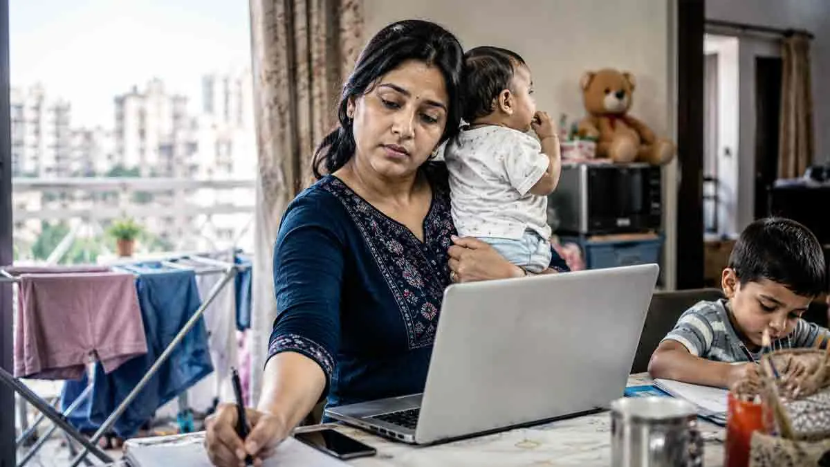 নারীদের কর্মসংস্থান: শিশুর যত্নেই থেমে চাকরি