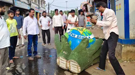 চন্দ্রকোণা রোডের বাসস্ট্যান্ড থেকে সরলো বিতর্কিত ‘বিশ্ববাংলা’ লোগো‑‑বিপিএল নেতা হাতে নিলেন