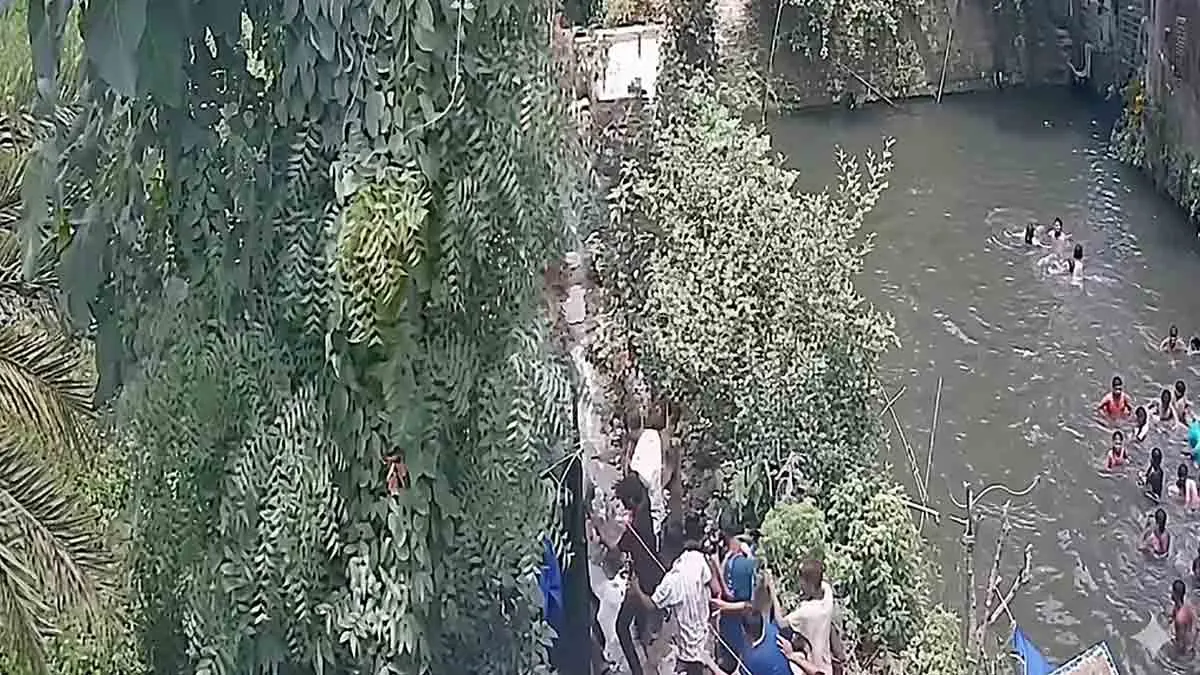 পুষ্পার মুক্তি চাওয়া অনুগামীদের পুকুরে ঝাঁপ