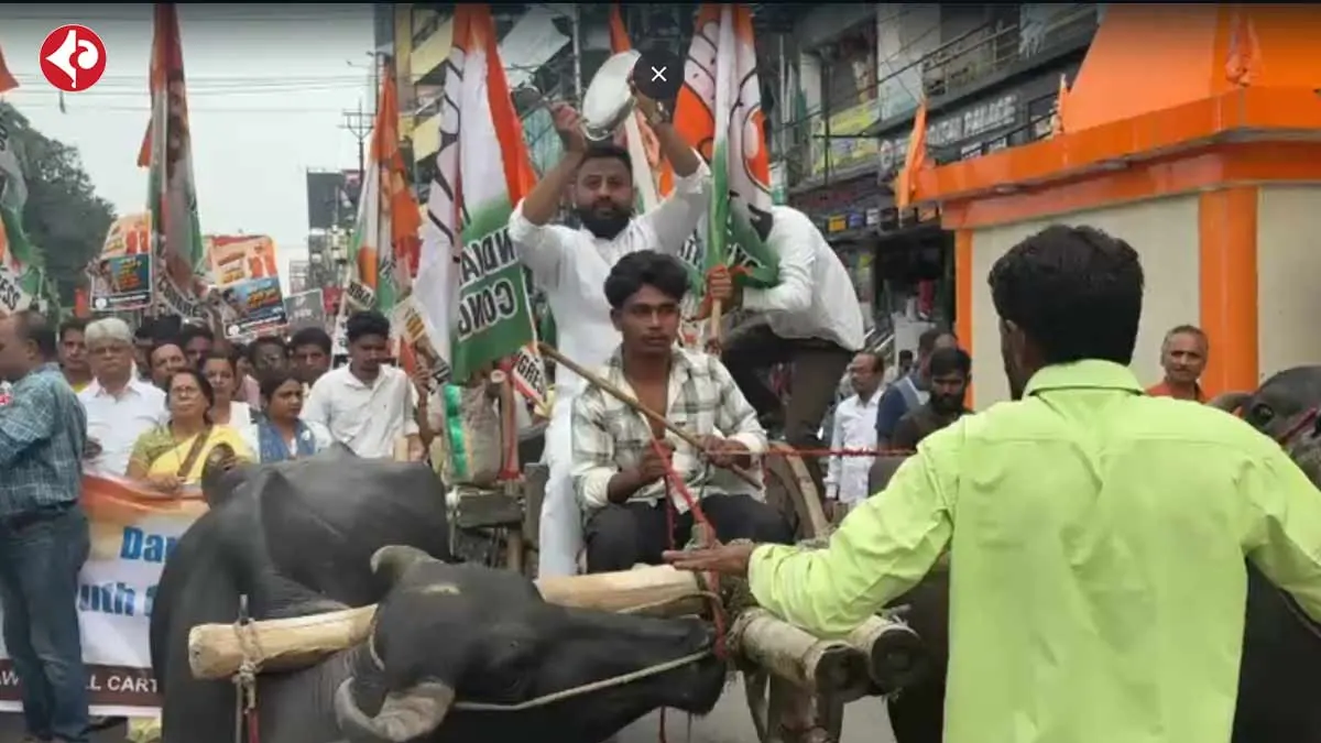 গরুর গাড়ি নিয়ে মূল্যবৃদ্ধির প্রতিবাদ, শিলিগুড়িতে উত্তেজনা যুব কংগ্রেসের