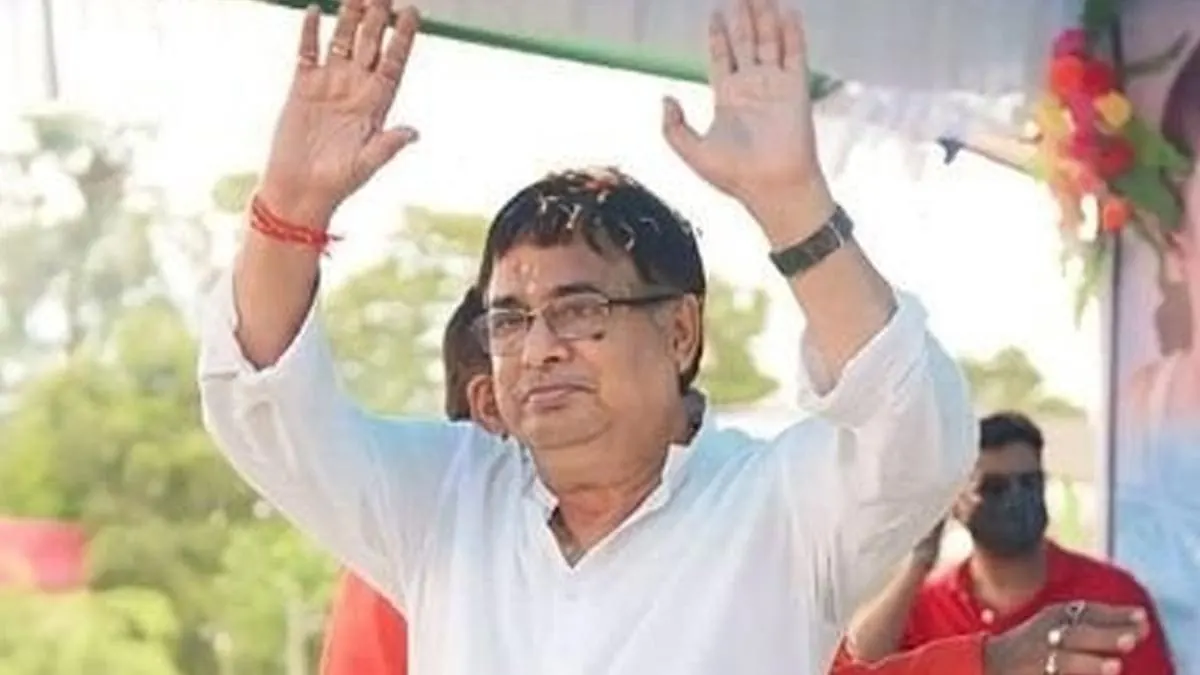 উদয়ন গুহের উপর ডিম‑আলু‑জুতো ছোড়া, হেলমেট পরে বাঁচল মাথা‑বিক্ষোভে গলায় গুঞ্জন