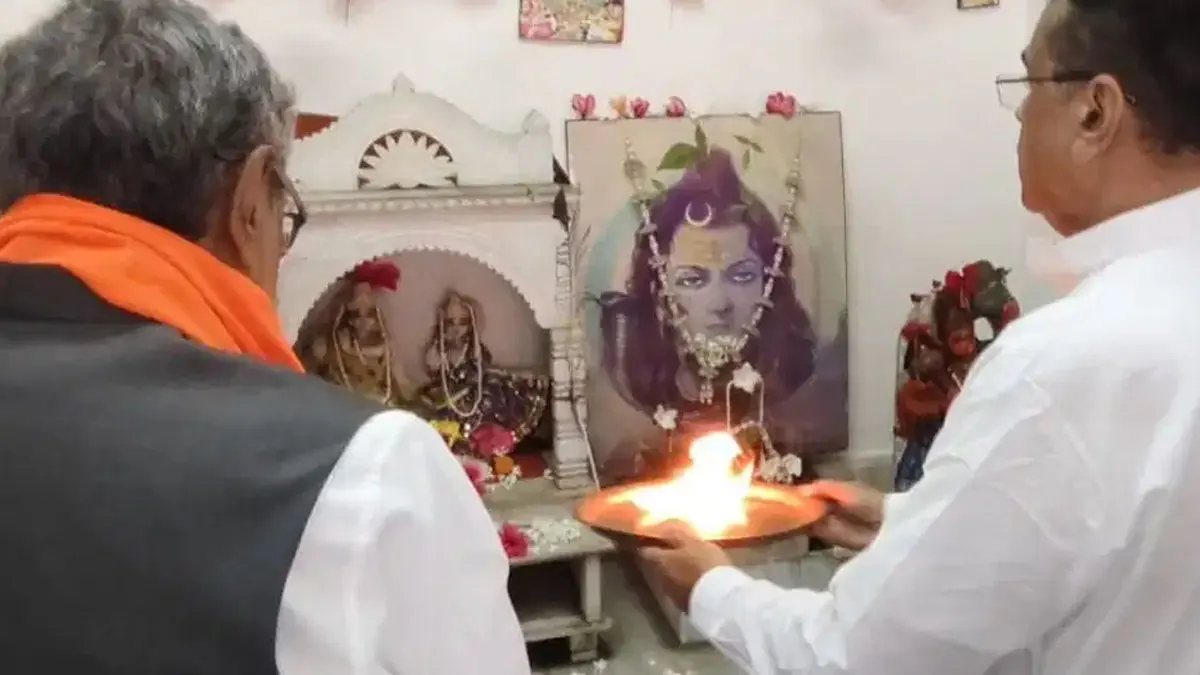 বাজেট পেশের আগে বিধানসভার গৃহে মুখ্যমন্ত্রী ও অর্থমন্ত্রীর পুজো‑আরতি