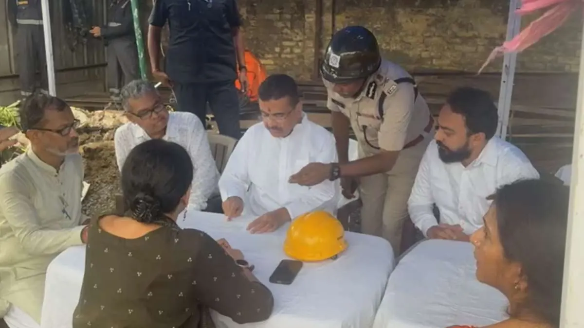 তারাতলার গোডাউনে ছাদ ভেঙে পড়ার পর মুখ্যমন্ত্রী শুভেন্দু অধিকারী স্বয়ং ঘটনাস্থলে