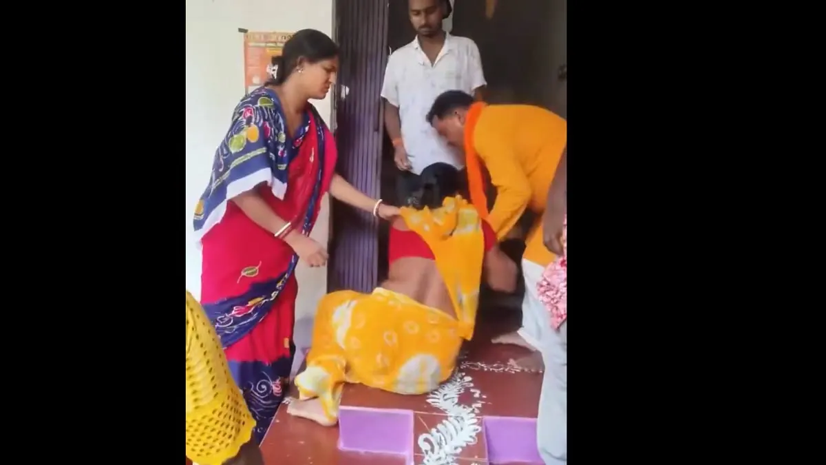 তৃণমূল নেতার মা বিজেপি নেতার পায়ে পড়ে ছেলের জেল নিয়ে অভিযোগ