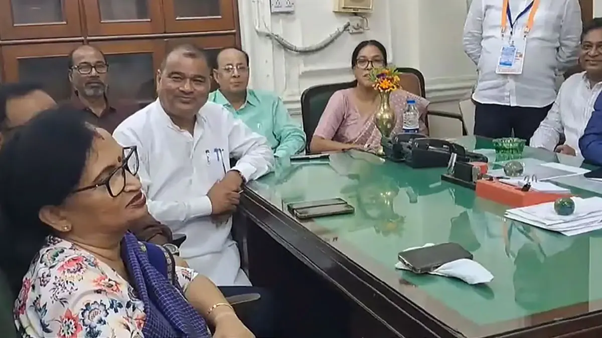 মমতার ফোনই কি কারণ? সব পদ ছেড়ে ঋতব্রতদের সঙ্গে বৈঠকে চন্দ্রিমা ভট্টাচার্য