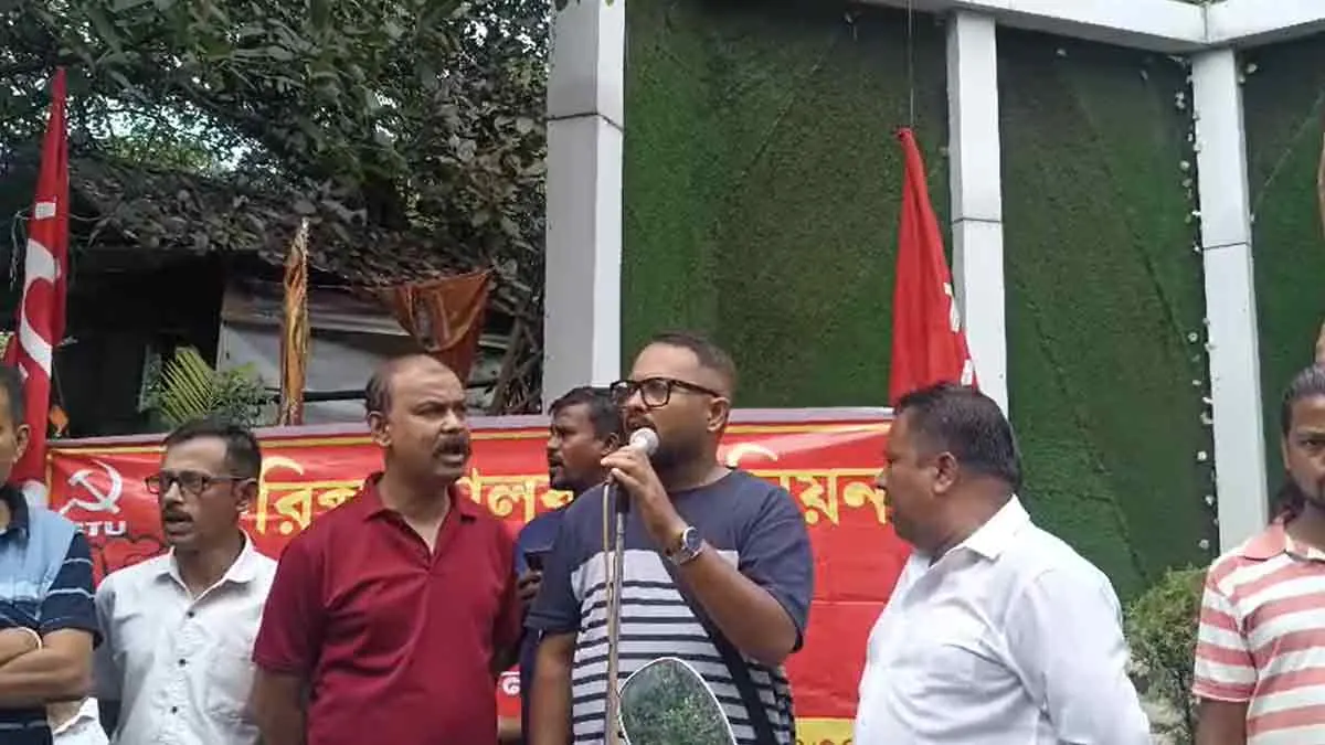 শিলিগুড়ি হেড পোস্ট অফিসে টোটো চালকদের দীর্ঘদিনের সমস্যার প্রতিবাদ