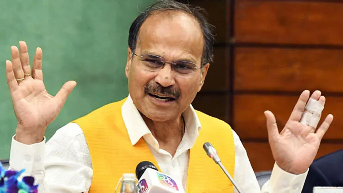 বারুইপুরে নির্যাতিতার বাড়িতে গিয়ে পরিবারের পাশে ছিলেন অধীর রঞ্জন চৌধুরী