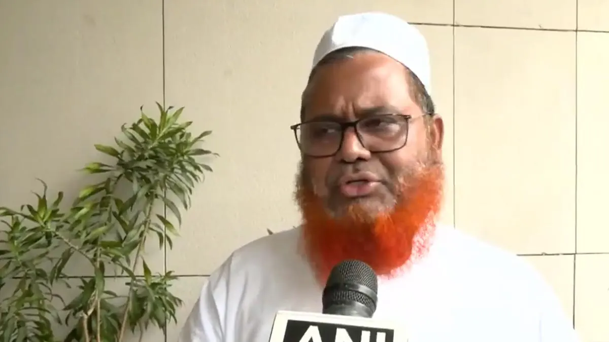 ইউসিসি-পুশব্যাক থেকে রক্ষা পেতে মুখ্যমন্ত্রীর পায়ে ধরল মুসলিম নেতা রফিকুল