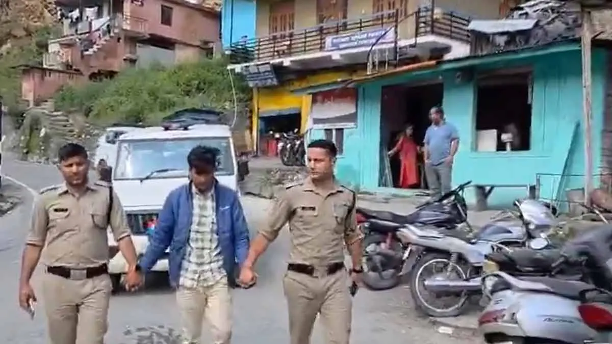 পাক প্রধানমন্ত্রীর পা ধরছেন মোদী! ছবি এডিট করে সোশ্যাল মিডিয়ায় দিতেই গ্রেফতার সুলেমান