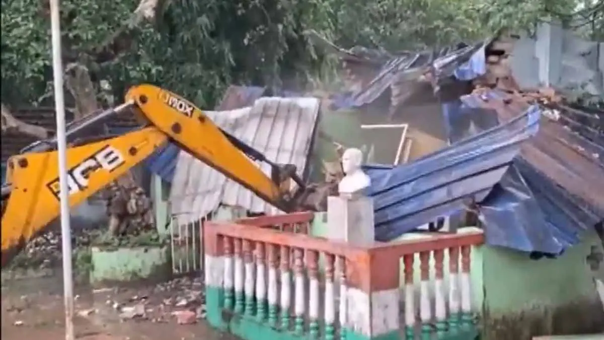 দুর্গাপুরে সরকারি জমি দখলমুক্ত! একের পর এক বাম সংগঠনের অফিস ভেঙে গুঁড়িয়ে দিলো ADDA