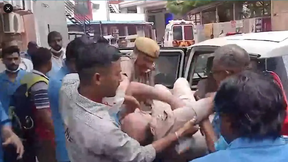 দিল্লি NEET প্রতিবাদে ৮ পুলিশ কর্মকর্তা গুরুতর আহত, আরশোলে মারাত্মক ধাক্কা