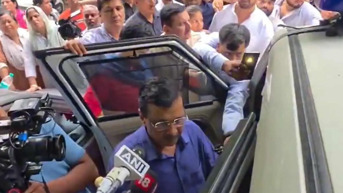 আরশোলাদের দৌরাত্বে সশরীরে যোগ দিলেন অরবিন্দ