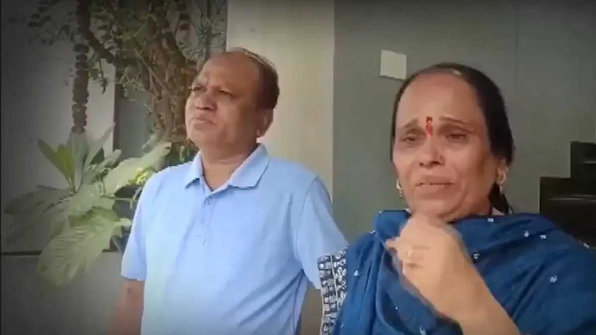 ৬৫০০০ মাইনে- আমেরিকার খরচ বহন করতেন কি করে? অভিযোগ অভিজিতের বাবার বিরুদ্ধে