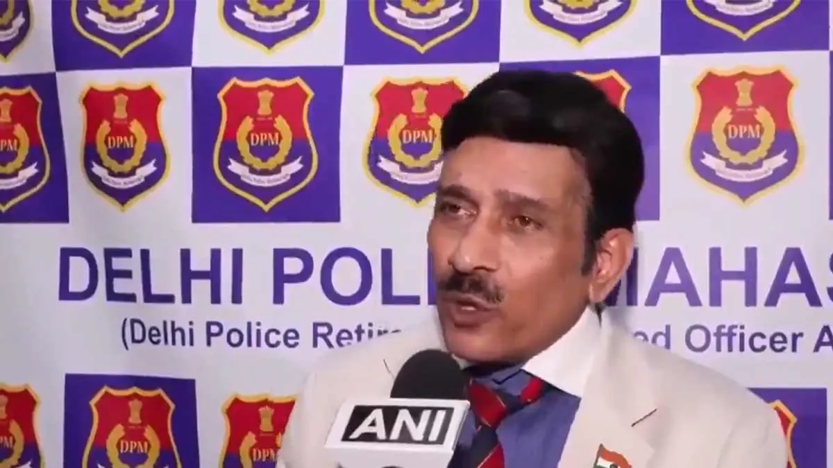 “বোস্টনে পালিয়ে যাও, নয়তো আদালতে জবাব দাও!” – আরশোলাদের বিরুদ্ধে দিল্লি পুলিশের অফিসাররা মাঠে নেমে দাঁড়ালেন