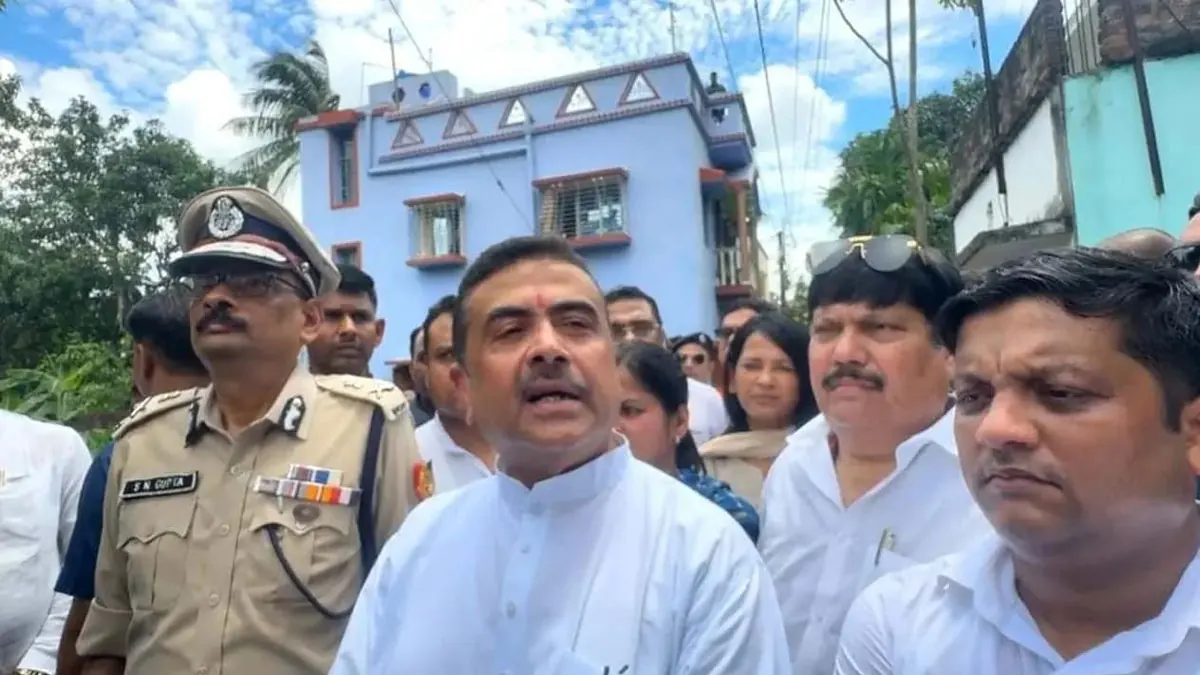 ‘গাফিলতি প্রমাণিত’, মৃত তৃণমূল নেতার স্ত্রীকে চাকরি দিলেন শুভেন্দু