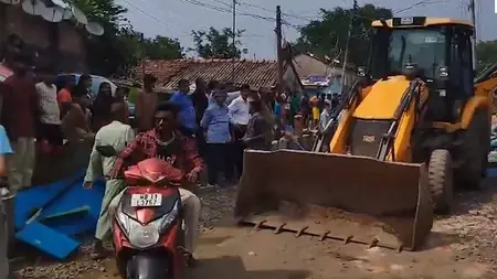 শিবপুরে শালিমার কয়লা ডিপোর পাশে অবৈধ দোকান‑হকার উচ্ছেদে বুলডোজার চালু