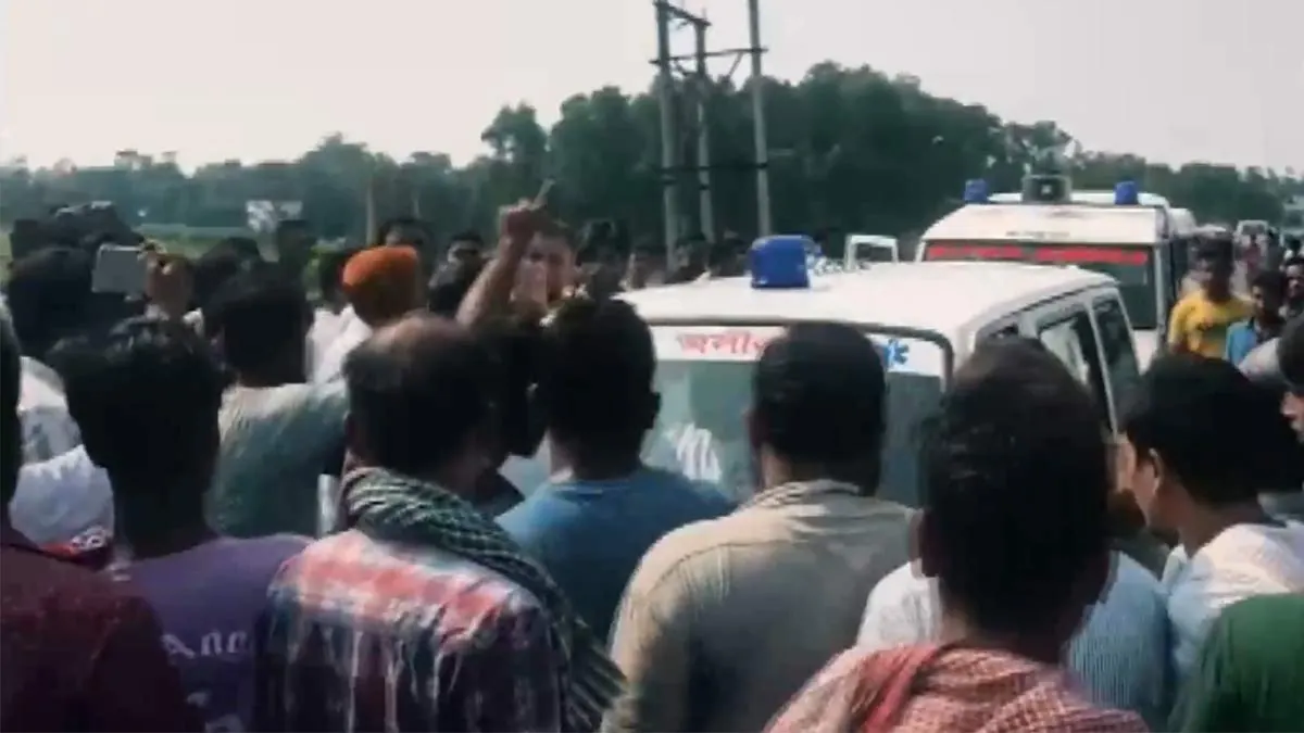 হুগলির আদামবাঁধে বাস উল্টে দুইজনের মৃত্যু, বহুজন আহত