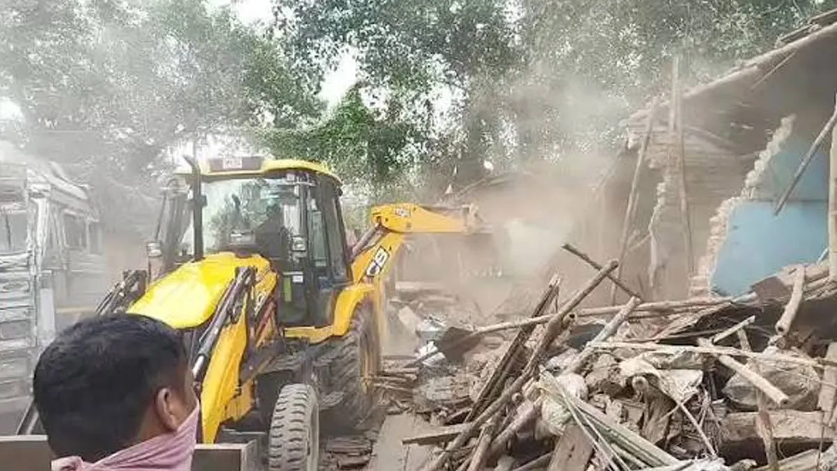 হাওড়ায় বুলডোজার: বেআইনি দোকান ভেঙে গুঁড়িয়ে দিল প্রশাসন