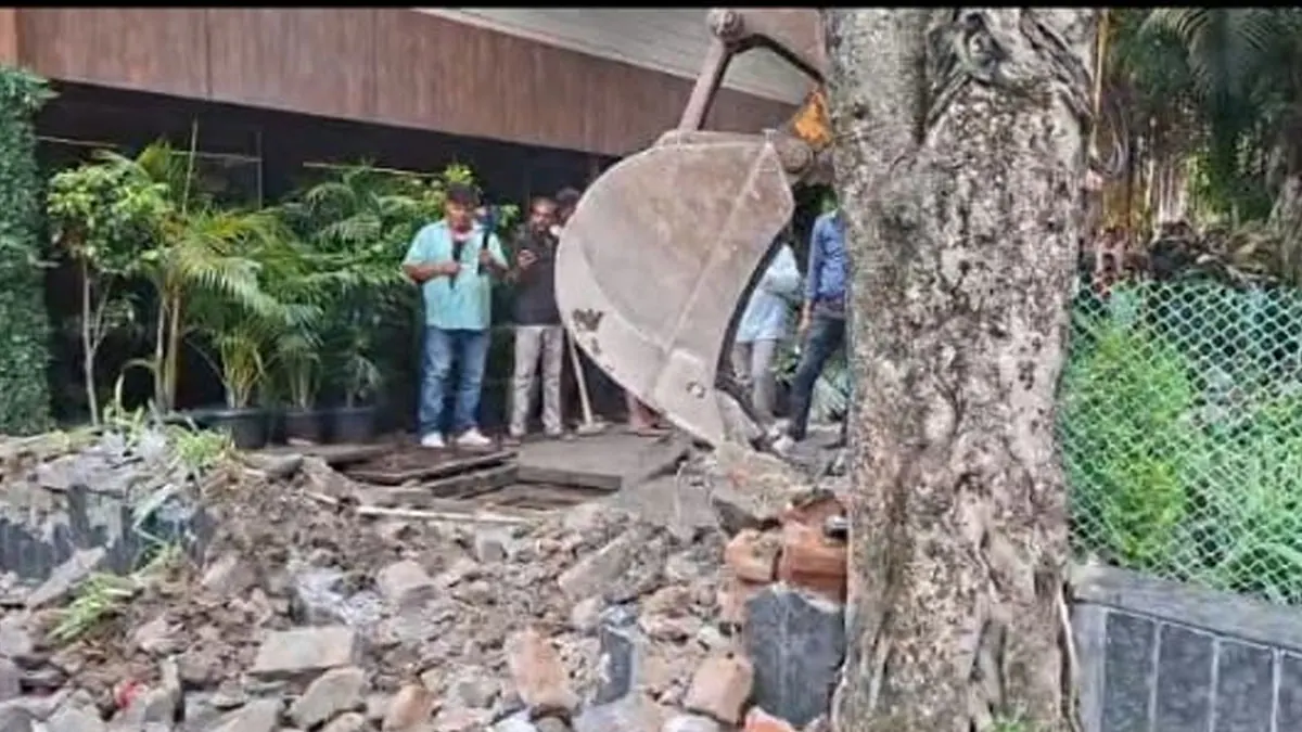 শিলিগুড়িতে অবৈধ নির্মাণের বিরুদ্ধে কঠোর পৌরনিগম, বুলডোজারে গুঁড়ো হলো দখল করা স্ল্যাব