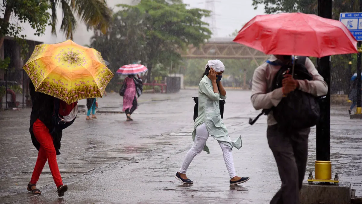 হঠাৎ আবহাওয়ার পরিবর্তন, কলকাতা ও পার্শ্ববর্তী এলাকায় ঝড়বৃষ্টির দাপট, কয়েক ঘণ্টা জারি সতর্কতা