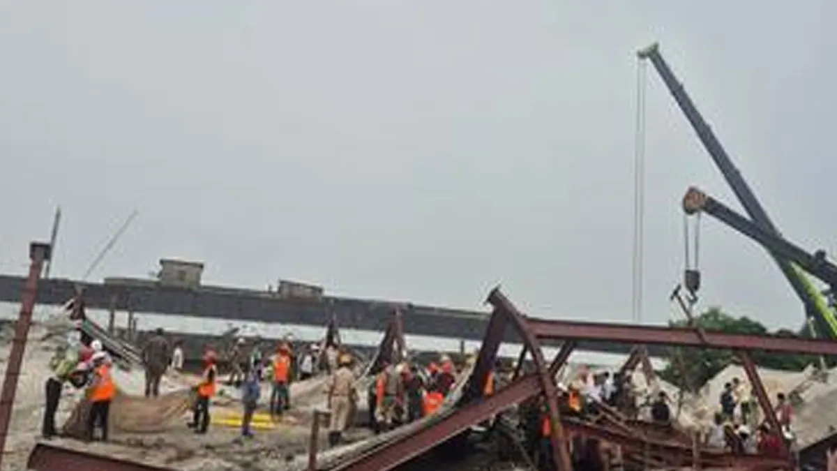 মুষলধারে বৃষ্টিকেও উপেক্ষা, তারাতলায় জোরকদমে উদ্ধার অভিযান