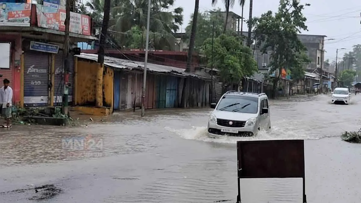 টানা ভারী বৃষ্টিতে জলমগ্ন অসম, বহু বাড়িতে জল ঢুকে চরম দুর্ভোগ