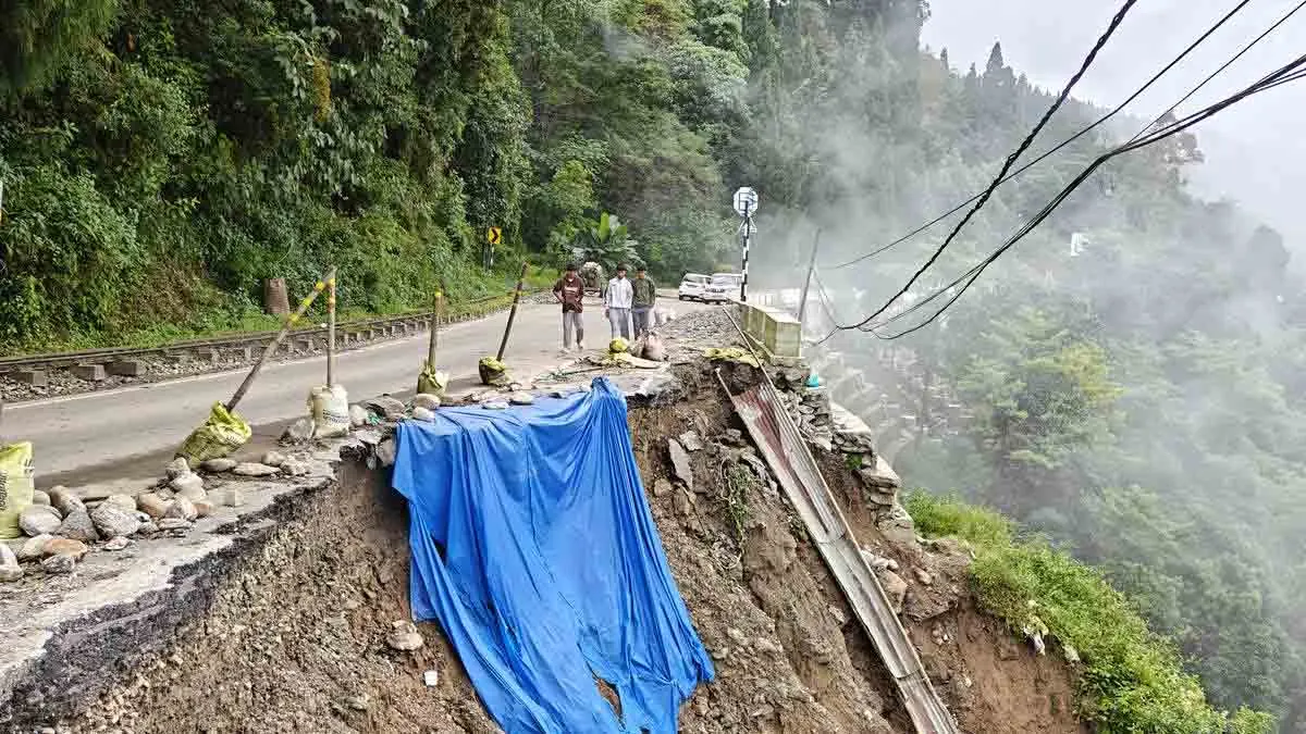 টানা বৃষ্টিতে ফের আতঙ্ক! পাগলাঝোরায় ধসের আশঙ্কা, উত্তরবঙ্গে ভারী বৃষ্টির সতর্কতা