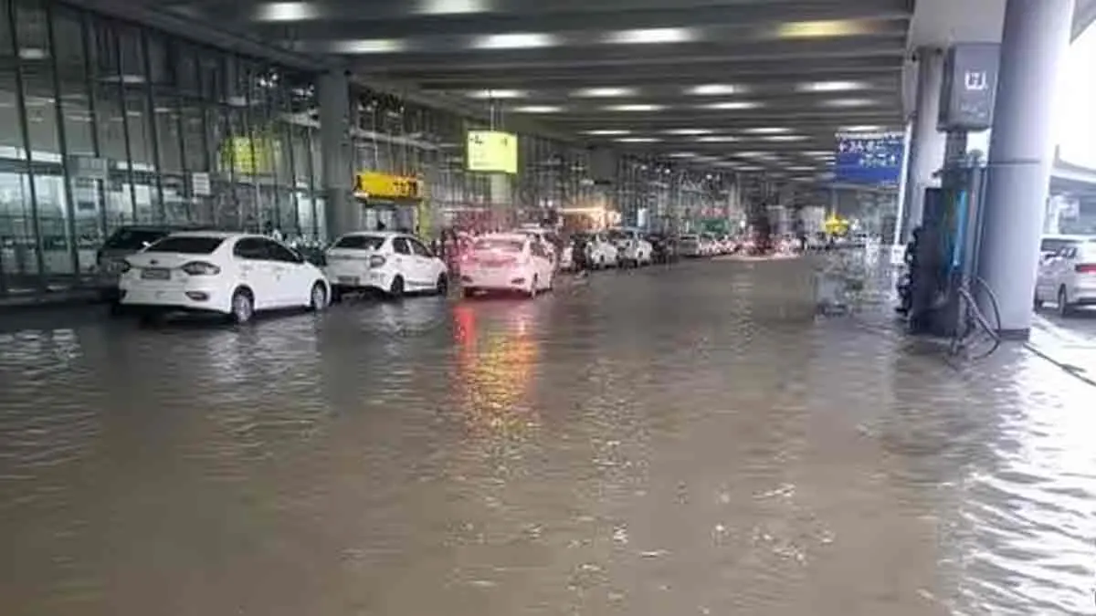 প্রবল বৃষ্টিতে জলমগ্ন নেতাজি সুভাষচন্দ্র বসু আন্তর্জাতিক বিমানবন্দর, উড়ান বিলম্বে চরম ভোগান্তি