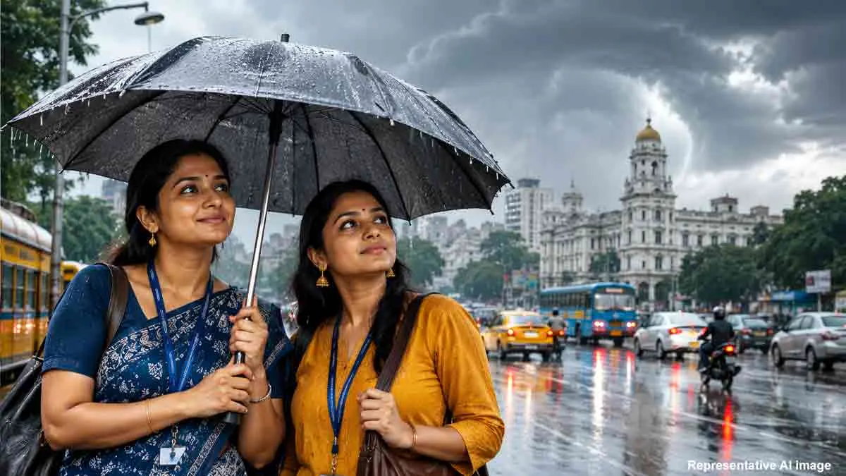 গভীর নিম্নচাপ দুর্বল, তবু কলকাতাসহ দক্ষিণবঙ্গে আরও দু’দিন বৃষ্টির পূর্বাভাস