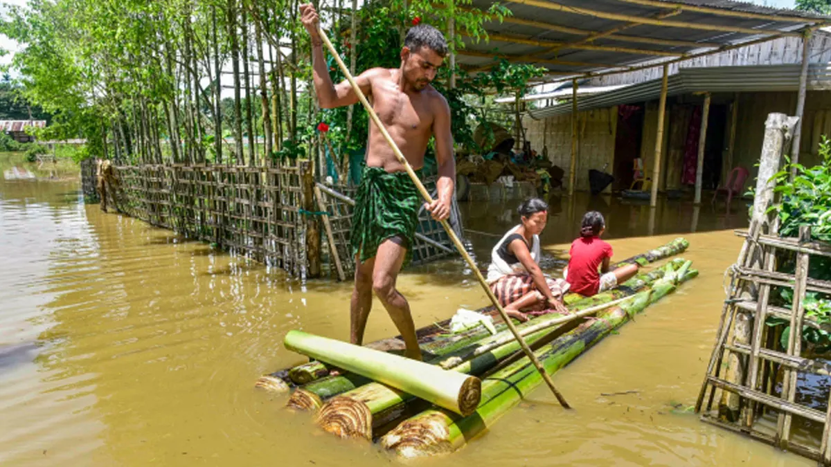 অসম জুড়ে প্রলয়ঙ্করী বন্যার ক্ষত: মৃত সংখ্যা বাড়ে ৭৮, ফের ভারী বৃষ্টির সতর্কতা