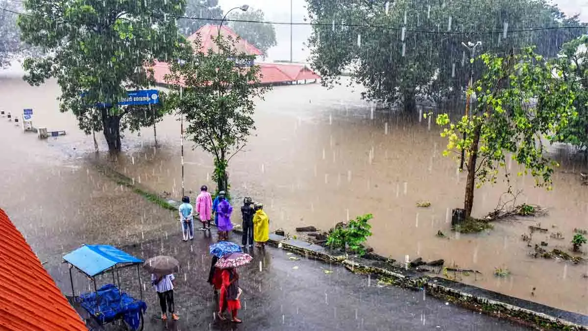 কেরলে প্রবল বৃষ্টির সতর্কতা, ১০ জেলায় অরেঞ্জ অ্যালার্টে স্কুল-কলেজ বন্ধ