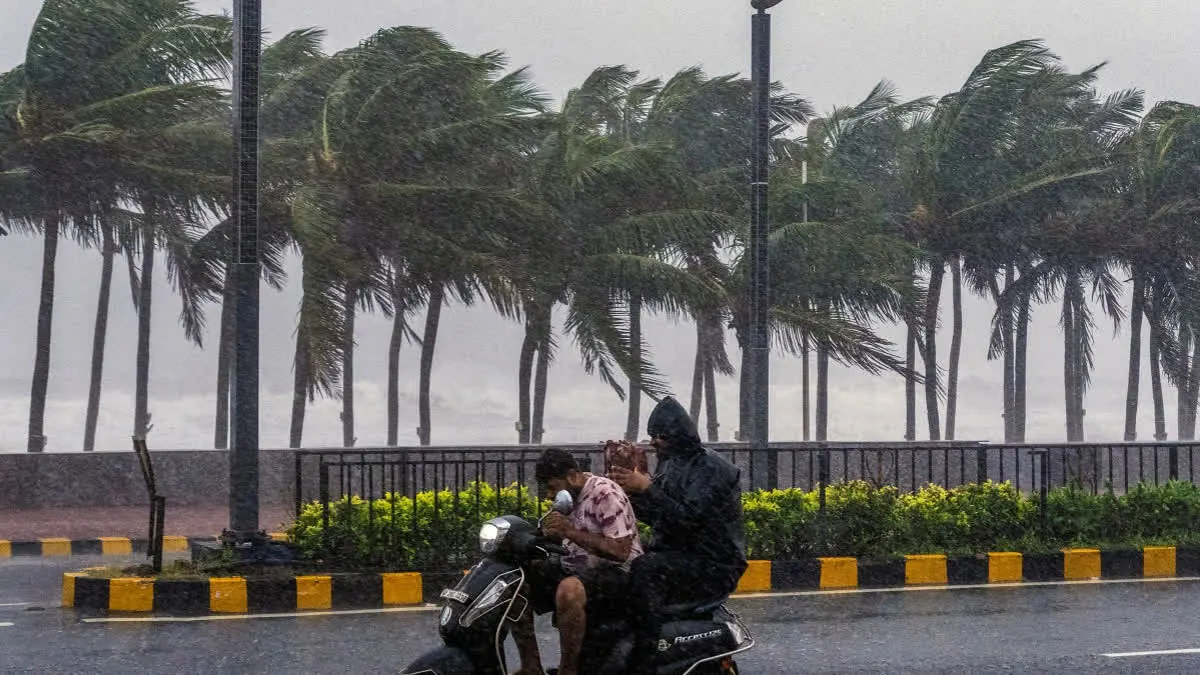 অন্ধ্র উপকূলে তাণ্ডব ঘূর্ণিঝড় অর্ণবের, ১৩০ কিমি বেগে বইছে হাওয়া, বিপর্যস্ত বিশাখাপত্তনম